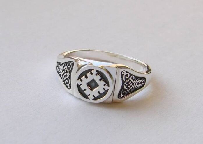 Amulet ring to attract money