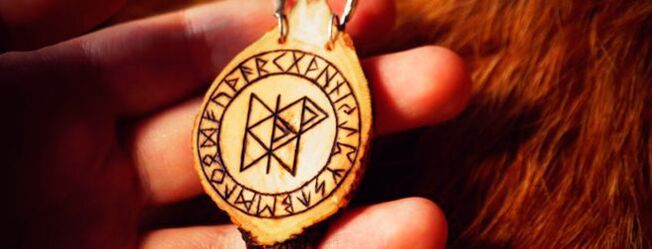 walks on the amulet of good luck