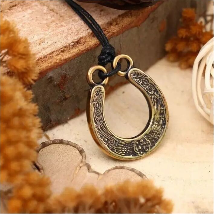 Esoteric formulas and symbols will help to strengthen the horseshoe amulet